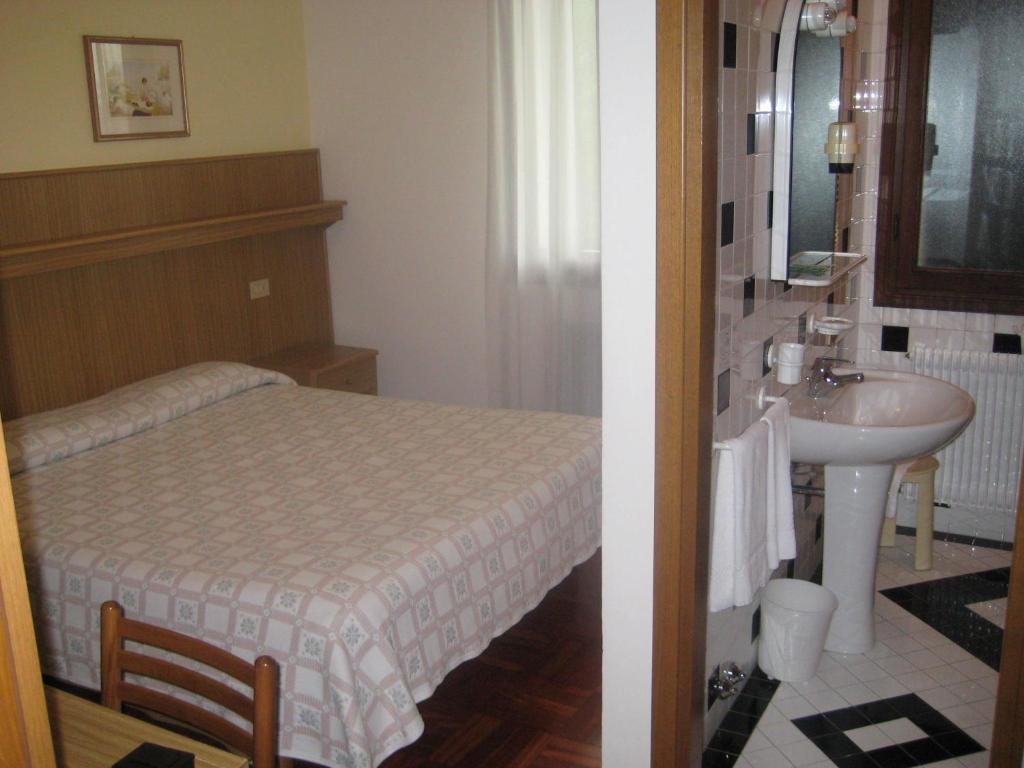 Hotel Ristorante Dotto Varago Pokoj fotografie